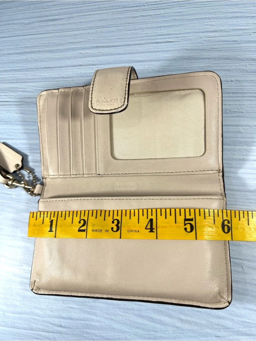 🌺 COACH CREAM LEATHER WRISTLET PHONE WALLET